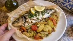 Λαβράκι στη λαδόκολλα με πατάτες: ζουμερό ψάρι χωρίς κόπο στον φούρνο