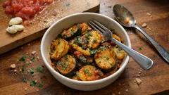 Κολοκυθάκια στο φούρνο τύπου μπριάμ: πώς να μελώσουν χωρίς να «βράσουν» στο ταψί