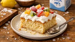 Ζουμερό γλυκό ψυγείου με φρούτα εποχής – κέικ τριών γάλακτων που κόβεται τέλεια