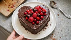 Σοκολατένια καρδιά με κόκκινα φρούτα – αφράτη, εύκολη και πολύ εντυπωσιακή