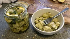 Αγκινάρες τουρσί σε λάδι: λεμονάτες, τραγανές και έτοιμες για μεζέ ή σαλάτα