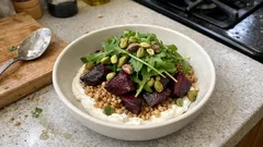 Σαλάτα με σιτάρι, ψητά παντζάρια και σκορδάτο γιαούρτι – χορταστική και δροσερή