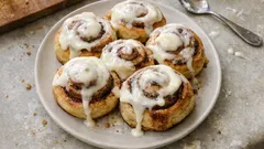 Ρολάκια κανέλας με κρέμα τυριού: αφράτα και ζουμερά με ζύμη που ωριμάζει όλη νύχτα