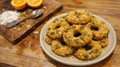 Τραγανά κριτσίνια καλαμποκιού με άρωμα πορτοκαλιού και πανάρισμα από νιφάδες