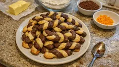 Κουλουράκια δίχρωμα βανίλιας–σοκολάτας: μία ζύμη, δύο γεύσεις