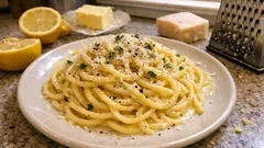 Spaghetti al limone: κρεμώδης μακαρονάδα χωρίς κρέμα, με βούτυρο και παρμεζάνα