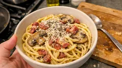 Καρμπονάρα με κρέμα γάλακτος: βελούδινη σάλτσα με μπέικον και μανιτάρια