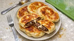 Μικρασιάτικες πίτες στο τηγάνι: αφράτες, λεπτές και έτοιμες χωρίς φούρνο