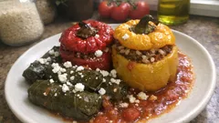 Γεμιστές πιπεριές με ρύζι και κιμά στον φούρνο — ζουμερές και αφράτες κάθε φορά