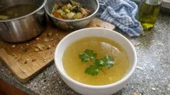 Σπιτικός ζωμός λαχανικών: καθαρός, αρωματικός και έτοιμος σε 30 λεπτά