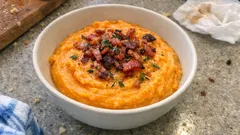Βελούδινος πουρές γλυκοπατάτας με μπέικον – εύκολο συνοδευτικό για κάθε τραπέζι