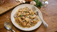 Κοτόπουλο αλά κρεμ με μανιτάρια: βελούδινη σάλτσα με κρασί και μουστάρδα