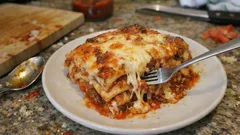 Λαζάνια με τυριά και σάλτσα ντομάτας – ζουμερά, σταθερά στο κόψιμο και εύκολα