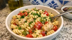 Στριφτάρια με κοτόπουλο και τυρί κρέμα: κρεμώδη μακαρονάδα σε ένα τηγάνι