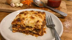 Εύκολα λαζάνια στο φούρνο με κιμά και τυριά — ζουμερά, στέκονται στο κόψιμο