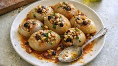 Κρεμμύδια γεμιστά νηστήσιμα στον φούρνο: με ρύζι, σταφίδα και ξηρούς καρπούς