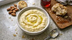 Σκορδαλιά με αμύγδαλο και ψημένο σκόρδο: βελούδινη, ήπια και πανεύκολη