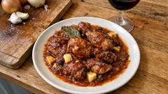 Κόκορας μπαρδουνιώτικος στην κατσαρόλα: σιγομαγειρεμένος με κρασί και ντομάτα