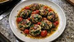 Κεφτεδάκια με σπανάκι και ανθότυρο σε σάλτσα ντοματίνια — ζεστό φαγητό κατσαρόλας