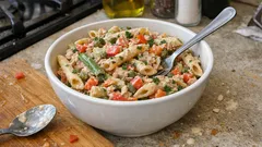 Τονοσαλάτα με μακαρόνια: χορταστική μακαρονοσαλάτα με κρεμώδες dressing