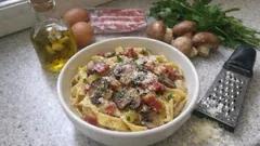 Καρμπονάρα με μανιτάρια και μπέικον: κρεμώδης, δεμένη και έτοιμη γρήγορα