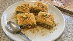 Κανταΐφι της γιαγιάς με φιστίκι Αιγίνης: τραγανό ταψιού και σωστό σιρόπιασμα βήμα-βήμα