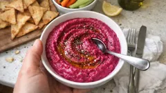 Χούμους με παντζάρι: βελούδινο ροζ ντιπ με ταχίνι, λεμόνι και σκόρδο