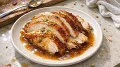 Γαλοπούλα στη γάστρα: τρυφερή και ζουμερή, με σάλτσα από τα υγρά του ψησίματος