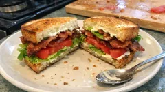 BLT σάντουιτς στο σπίτι: τραγανό μπέικον, ζουμερή ντομάτα και ψωμί που δεν μουσκεύει