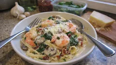 Γαριδομακαρονάδα με λευκή σάλτσα: κρεμώδης, αρωματική και έτοιμη σε λίγη ώρα