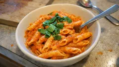 Βελούδινη σάλτσα για μακαρόνια με κόκκινες πιπεριές, ντομάτα και σκόρδο – σε μία κατσαρόλα