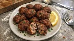 Αφράτα κεφτεδάκια τηγανητά – το κόλπο με το ξίδι και η ξεκούραση στο ψυγείο