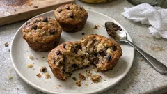 Banana muffins χωρίς ζάχαρη: αφράτα, με βρώμη και μέλι, ιδανικά για κολατσιό