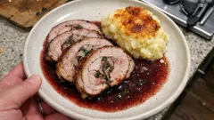 Ρολό χοιρινό στον φούρνο με σάλτσα κόκκινου κρασιού και πουρέ ογκρατέν