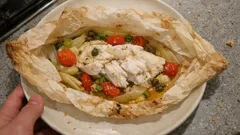 Μυλοκόπι στο φούρνο σε λαδόκολλα: ζουμερό φιλέτο με φινόκιο και ντοματίνια