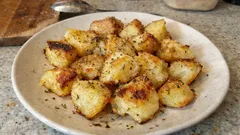 Πατάτες «τηγανητές» στον φούρνο – προβράσιμο και καυτό ταψί για τραγανή κρούστα