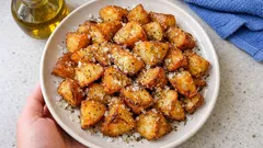 Πατάτες country: πρώτα βράσιμο, μετά τηγάνι για τρυφερές μέσα και τραγανές έξω