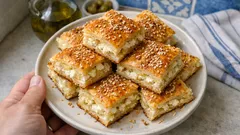 Θρακιώτικη τυρόπιτα με ζύμη μαγιάς – αφράτη, με στρώσεις φέτας και σουσάμι