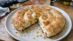 Ζαμπονοτυρόπιτα-τάρτα σε σπείρα: τραγανό φύλλο και πλούσια γέμιση, βήμα βήμα