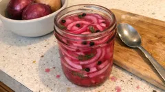 Γρήγορο τουρσί κρεμμύδι σε 30 λεπτά: τραγανό, γλυκόξινο και πανεύκολο