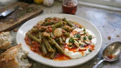 Φασολάκια με γιαούρτι σε σάλτσα ντομάτας – το πικάντικο λάδι που τα απογειώνει