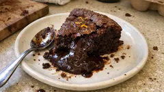 Ζουμερή σοκολατόπιτα με κουβερτούρα και πορτοκάλι – υγρή στο κέντρο