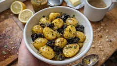 Πατάτες βουτύρου στο τηγάνι με μουστάρδα και λεμόνι — μελωμένες και γυαλιστερές