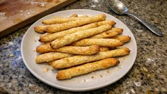 Σπιτικά κριτσίνια με παρμεζάνα: τραγανά απ’ έξω, αφράτα μέσα