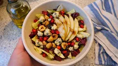 Σαλάτα με σικορέ, αχλάδι και blue cheese – με τραγανά φουντούκια και βινεγκρέτ βαλσαμικού