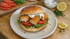 Fish sticks στον φούρνο σε σάντουιτς: τραγανά απ’ έξω, ζουμερά μέσα, με δροσερή σος