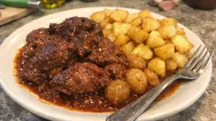 Λαγός στιφάδο με κόκκινο κρασί: μαρινάρισμα, σωστό θωράκισμα και καραμελωμένα κρεμμυδάκια