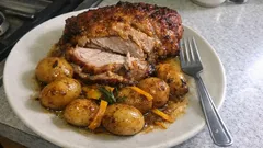 Χοιρινό μπούτι στον φούρνο με μέλι, μουστάρδα και πορτοκάλι – μελωμένες πατάτες
