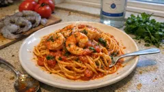 Γαριδομακαρονάδα με ούζο: απλή, γρήγορη και με σάλτσα ντομάτας που δένει σωστά