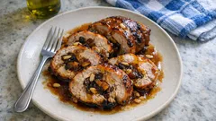 Γιορτινό χοιρινό ρολό στον φούρνο με μέλι, αποξηραμένα φρούτα και πλούσια σάλτσα